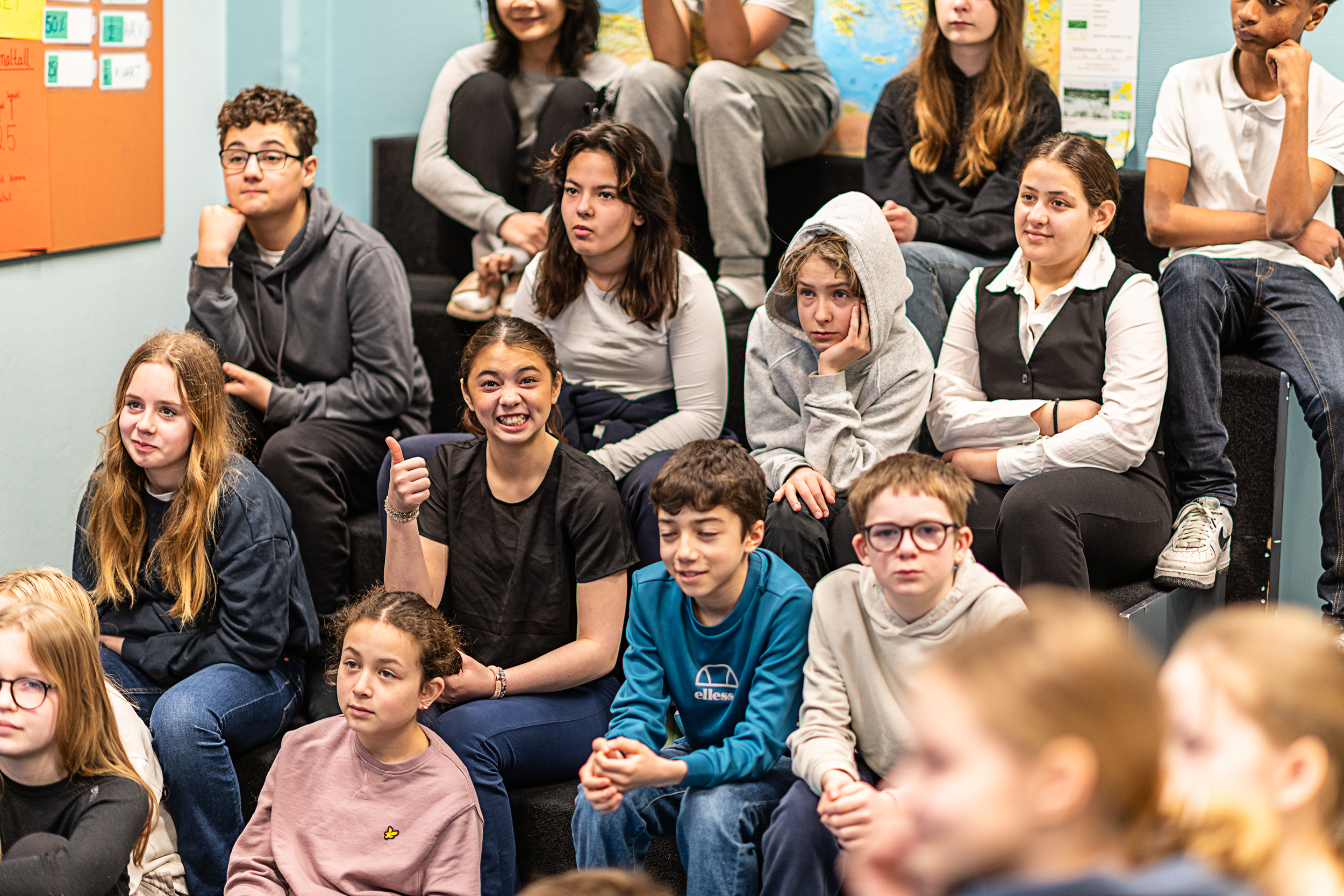 Klassebilde av elever i et klasserom.